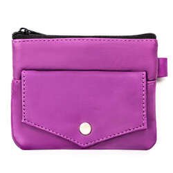 Prívesok na kľúče z prírodnej kože vo fialovej farbe so zapínaním na karabínku a zips