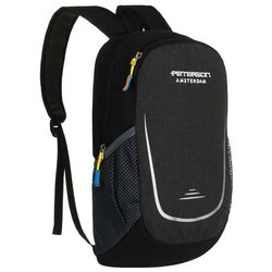 Čierny turistický batoh zavesený na nastaviteľných šľapkách - Peterson