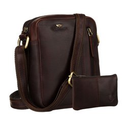 Pánska hnedá kožená poštová taška zavesená na nastaviteľnom remienku - Peterson