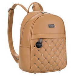 Malý prešívaný béžový dámsky batoh zdobený striebornými nitmi a módnou kľúčenkou z ekokože Peterson