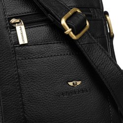 Pánska taška cez rameno v čiernej farbe so zapínaním na zips a zavesená na nastaviteľnom popruhu - Peterson