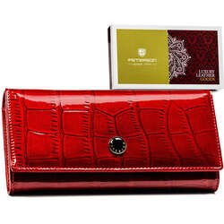 Priestranná červená dámska peňaženka s reliéfom zvierat na chlopni - Peterson