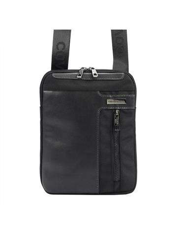 Čierna pánska polyesterová taška Coveri World CW2263 s nastaviteľným popruhom a vonkajším vreckom