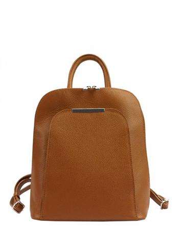 Dámsky kožený ruksak PATRIZIA 519-001 v tmavej karamelovej farbe s vreckami a strieborným kovaním